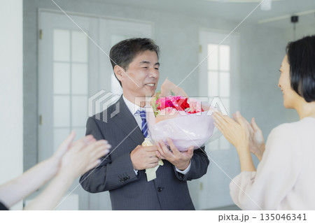 男性に花束を渡す女性　 135046341