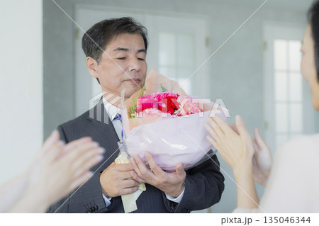 男性に花束を渡す女性　 135046344