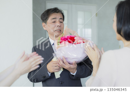 男性に花束を渡す女性　 135046345