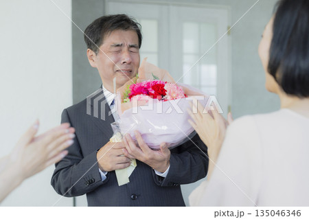 男性に花束を渡す女性　 135046346