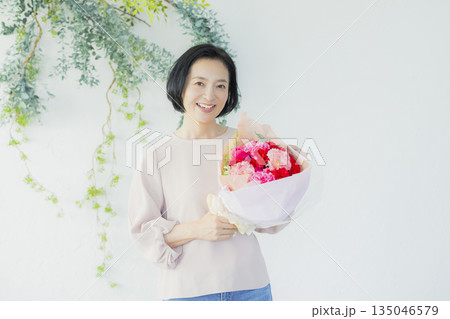 花束を持つ女性 135046579