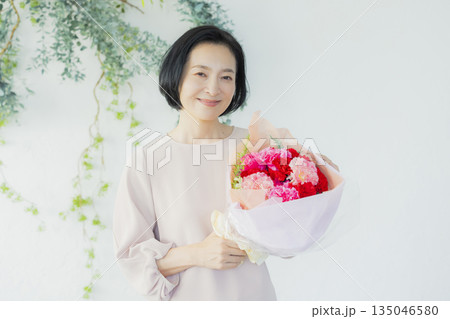 花束を持つ女性 135046580