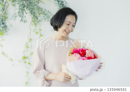花束を持つ女性 135046581