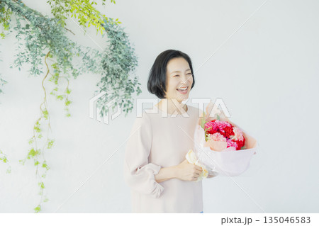花束を持つ女性 135046583