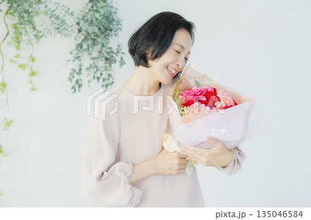 花束を持つ女性 135046584