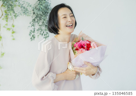 花束を持つ女性 135046585