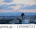 早朝の東山給水塔と御嶽山の眺望 135046723