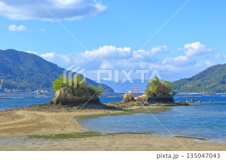 トンボロ現象で陸続きになる船霊社(江田島) 135047043