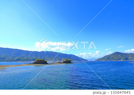トンボロ現象で陸続きになる船霊社(江田島) トンボロ現象で陸続きになる船霊社(江田島) 135047045