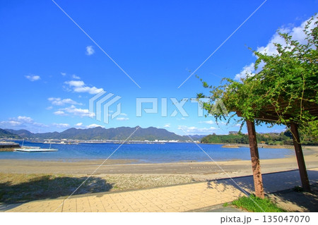 穏やかな瀬戸の海 (江田島湾) 穏やかな瀬戸の海 (江田島湾) 135047070