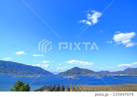 牡蠣養殖が盛んな瀬戸内海 (江田島湾) 牡蠣養殖が盛んな瀬戸内海 (江田島湾) 135047079