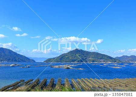 牡蠣養殖が盛んな瀬戸内海 (江田島湾) 135047081