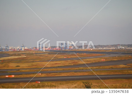 空と港湾の街並みと飛行機と滑走路のある空港の風景 空と港湾の街並みと飛行機と滑走路のある空港の風景 135047638