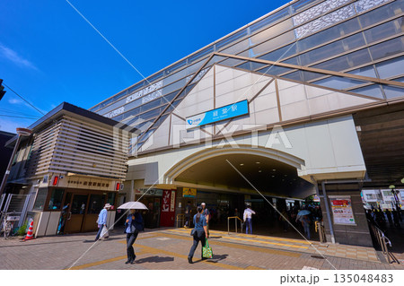東京都世田谷区の小田急線 経堂駅の南口を農大通り付近から見る 135048483