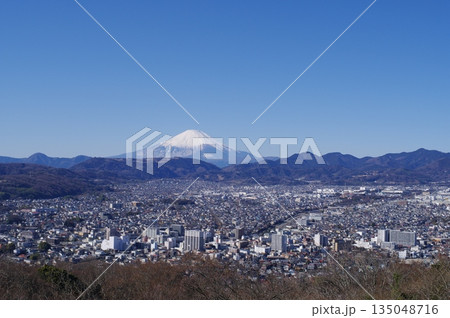 秦野の風景　街並みと周囲の山並み　2026 135048716