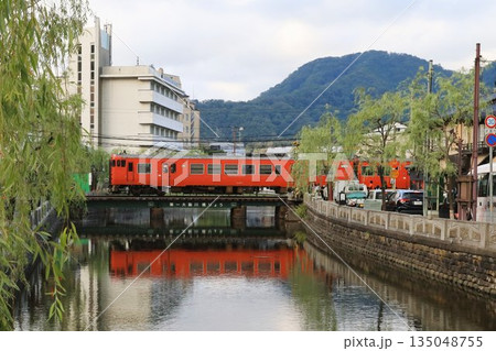 城崎温泉街を走るキハ47 135048755