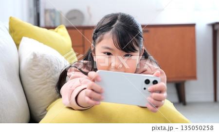 スマホ 小学生 ゲーム 勉強 イメージ スマホ 小学生 ゲーム 勉強 イメージ 135050258