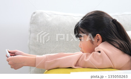 スマホ 小学生 ゲーム 勉強 イメージ 135050263