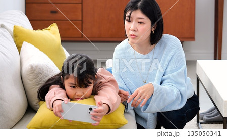 親子喧嘩 スマホ 長時間 ゲーム 勉強 イメージ 親子喧嘩 スマホ 長時間 ゲーム 勉強 イメージ 135050341