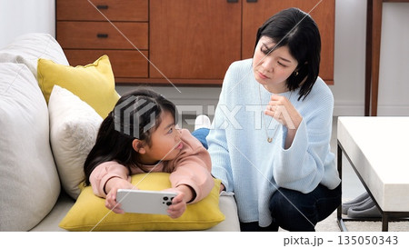 親子喧嘩 スマホ 長時間 ゲーム 勉強 イメージ 親子喧嘩 スマホ 長時間 ゲーム 勉強 イメージ 135050343