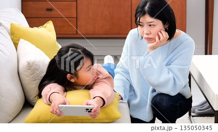 親子喧嘩 スマホ 長時間 ゲーム 勉強 イメージ 親子喧嘩 スマホ 長時間 ゲーム 勉強 イメージ 135050345