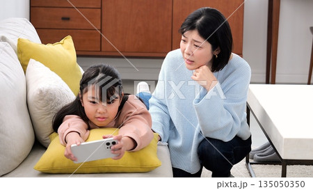 親子喧嘩 スマホ 長時間 ゲーム 勉強 イメージ 親子喧嘩 スマホ 長時間 ゲーム 勉強 イメージ 135050350
