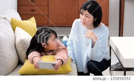 親子喧嘩 スマホ 長時間 ゲーム 勉強 イメージ 135050352