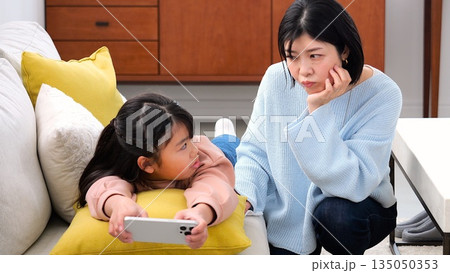 親子喧嘩 スマホ 長時間 ゲーム 勉強 イメージ 親子喧嘩 スマホ 長時間 ゲーム 勉強 イメージ 135050353