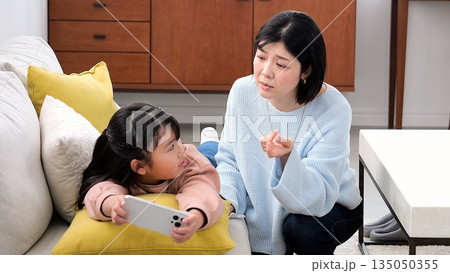親子喧嘩 スマホ 長時間 ゲーム 勉強 イメージ 135050355