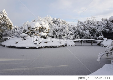 岡山県津山市にある回遊式日本庭園「衆楽園」：雪景色 135050444