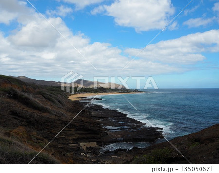 憧れのハワイ暮らし・青空に映える山並みと穏やかな街角 135050671