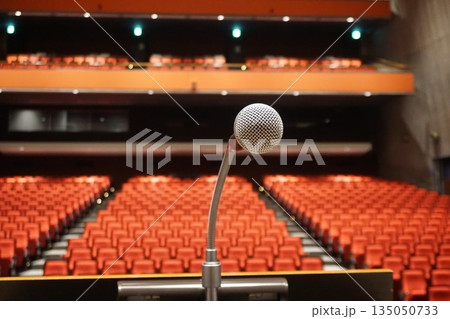 開演前のコンサートホールの観客席 開演前のコンサートホールの観客席 135050733