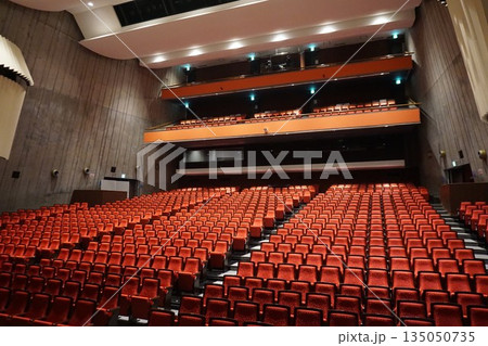 開演前のコンサートホールの観客席 開演前のコンサートホールの観客席 135050735