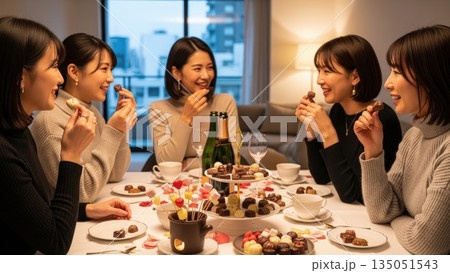 バレンタインに自宅でチョコレートパーティーを楽しむ4人の独身女性たち 135051543