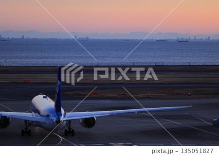 日の出前に離陸待ちの飛行機 135051827