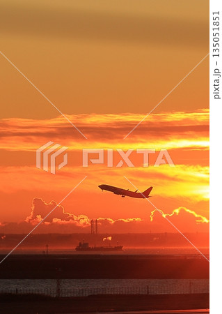 朝日に照らされ離陸する飛行機 135051851