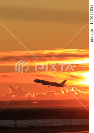 朝日に照らされ離陸する飛行機 朝日に照らされ離陸する飛行機 135051853