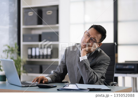 Businessman are under stress from working for poor work. 135052088