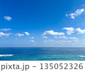 青空と海　水平線 135052326