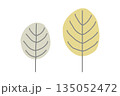 シンプルでおしゃれな北欧スタイルの木イラスト 135052472