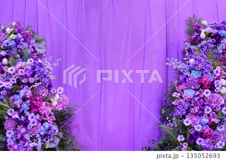 紫の花に囲まれた豪華フラワーフレーム 背景用コピースペース 135052693