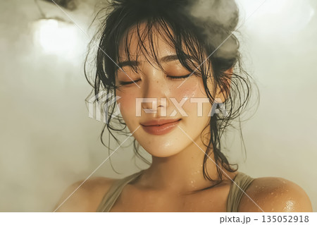 美優シリーズ：フェイシャルスチームでリラックスする女性｜スチームケアと癒しの美容時間 135052918