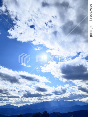 空に浮かぶ太陽 空に浮かぶ太陽 135052939