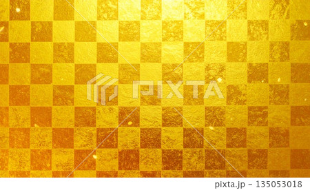 市松模様の金箔背景 舞う金粉と和柄の高級感素材 135053018