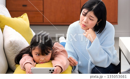 親子喧嘩 スマホ 長時間 ゲーム 勉強 イメージ 135053081