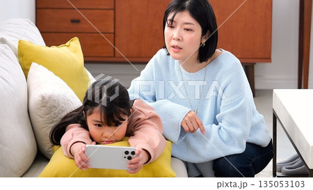 親子喧嘩 スマホ 長時間 ゲーム 勉強 イメージ 親子喧嘩 スマホ 長時間 ゲーム 勉強 イメージ 135053103