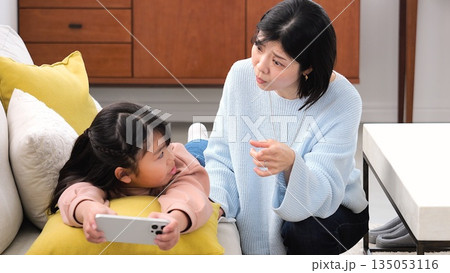 親子喧嘩 スマホ 長時間 ゲーム 勉強 イメージ 親子喧嘩 スマホ 長時間 ゲーム 勉強 イメージ 135053116