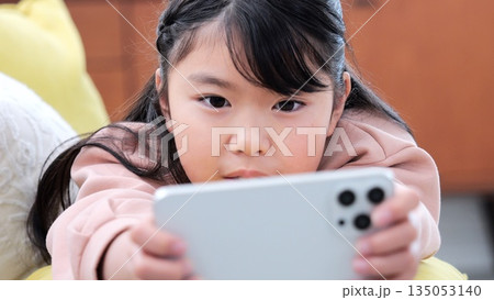 スマホ 小学生 ゲーム 勉強 イメージ スマホ 小学生 ゲーム 勉強 イメージ 135053140