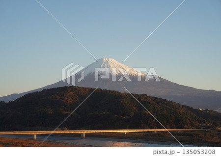 夕日に染まる富士山 夕日に染まる富士山 135053208