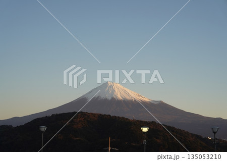 朝日に染まる富士山 135053210